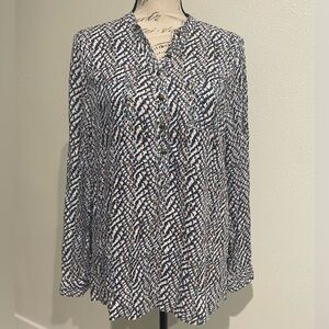 Liza Byrd Blue and White Geometric Buttoned Mandarin Collar Top